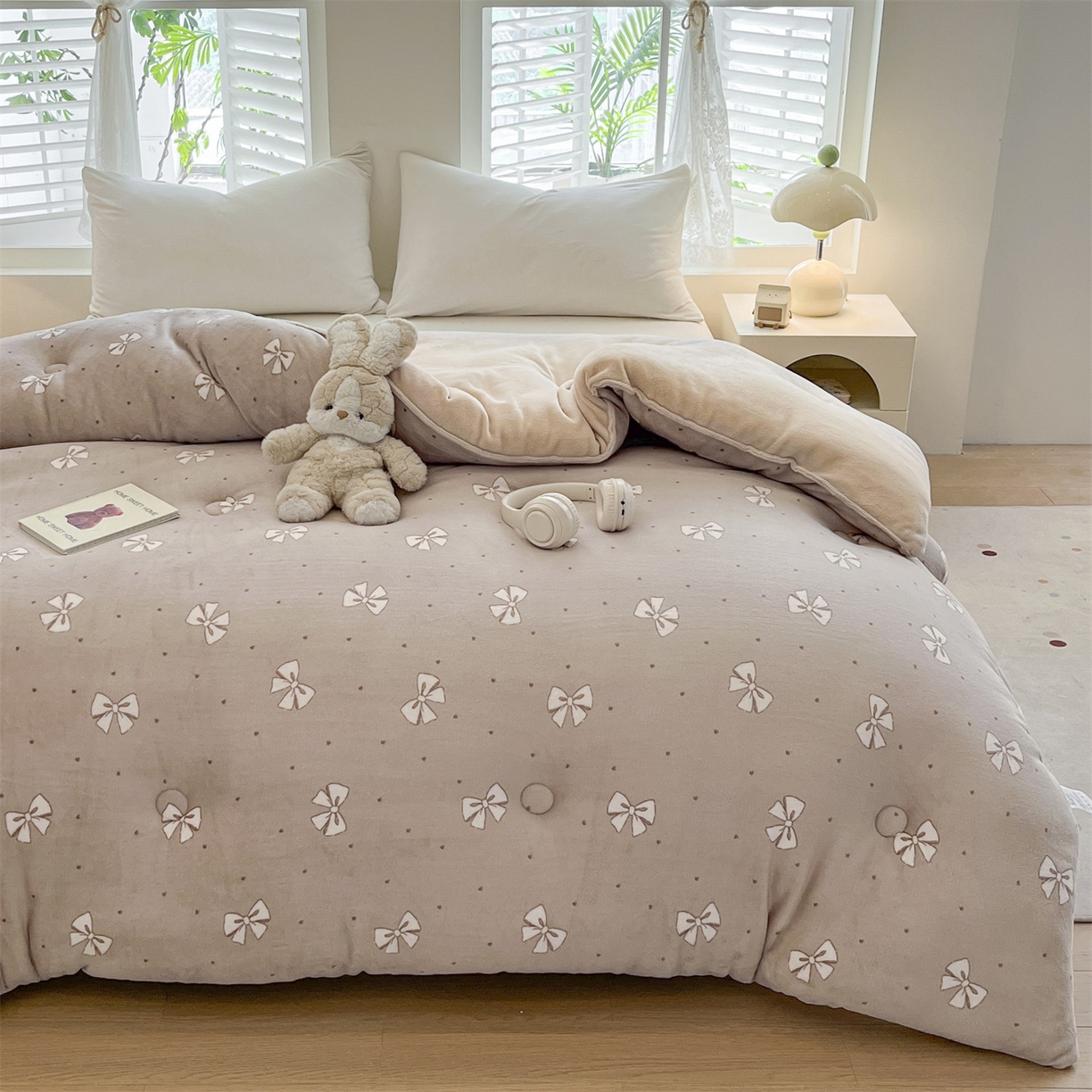 91家纺网 家纺一手货源 找家纺 换种生活 2025新款A类牛奶绒夹棉冬被被子被芯 福叠结-哑灰