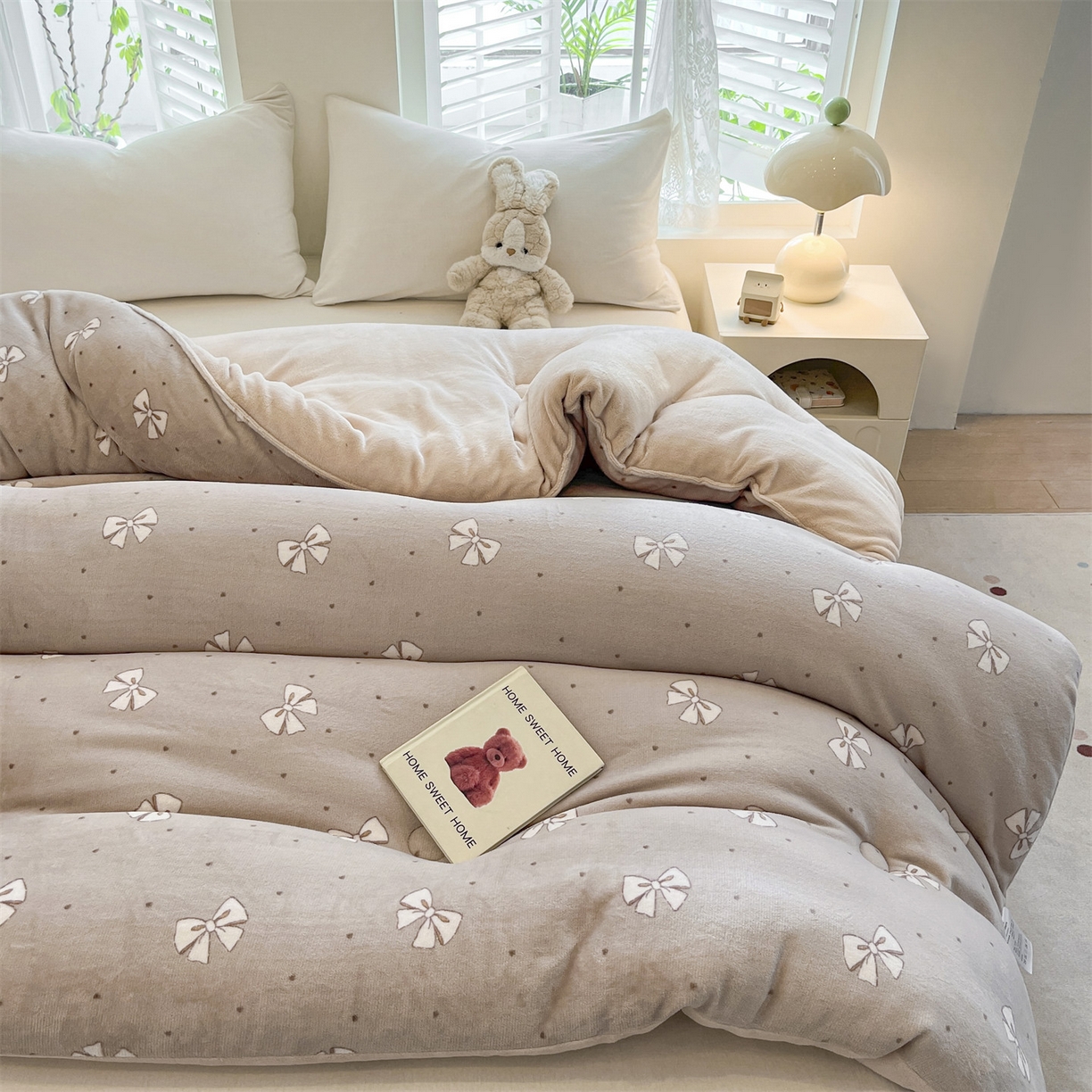 91家纺网 家纺一手货源 找家纺 换种生活 2025新款A类牛奶绒夹棉冬被被子被芯 福叠结-哑灰