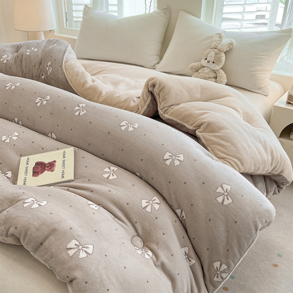 91家纺网 家纺一手货源 找家纺 换种生活 2025新款A类牛奶绒夹棉冬被被子被芯 福叠结-哑灰