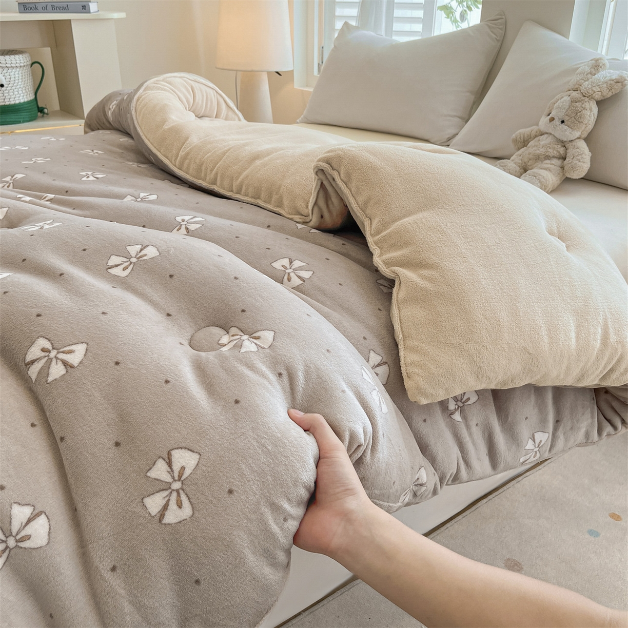 91家纺网 家纺一手货源 找家纺 换种生活 2025新款A类牛奶绒夹棉冬被被子被芯 福叠结-哑灰