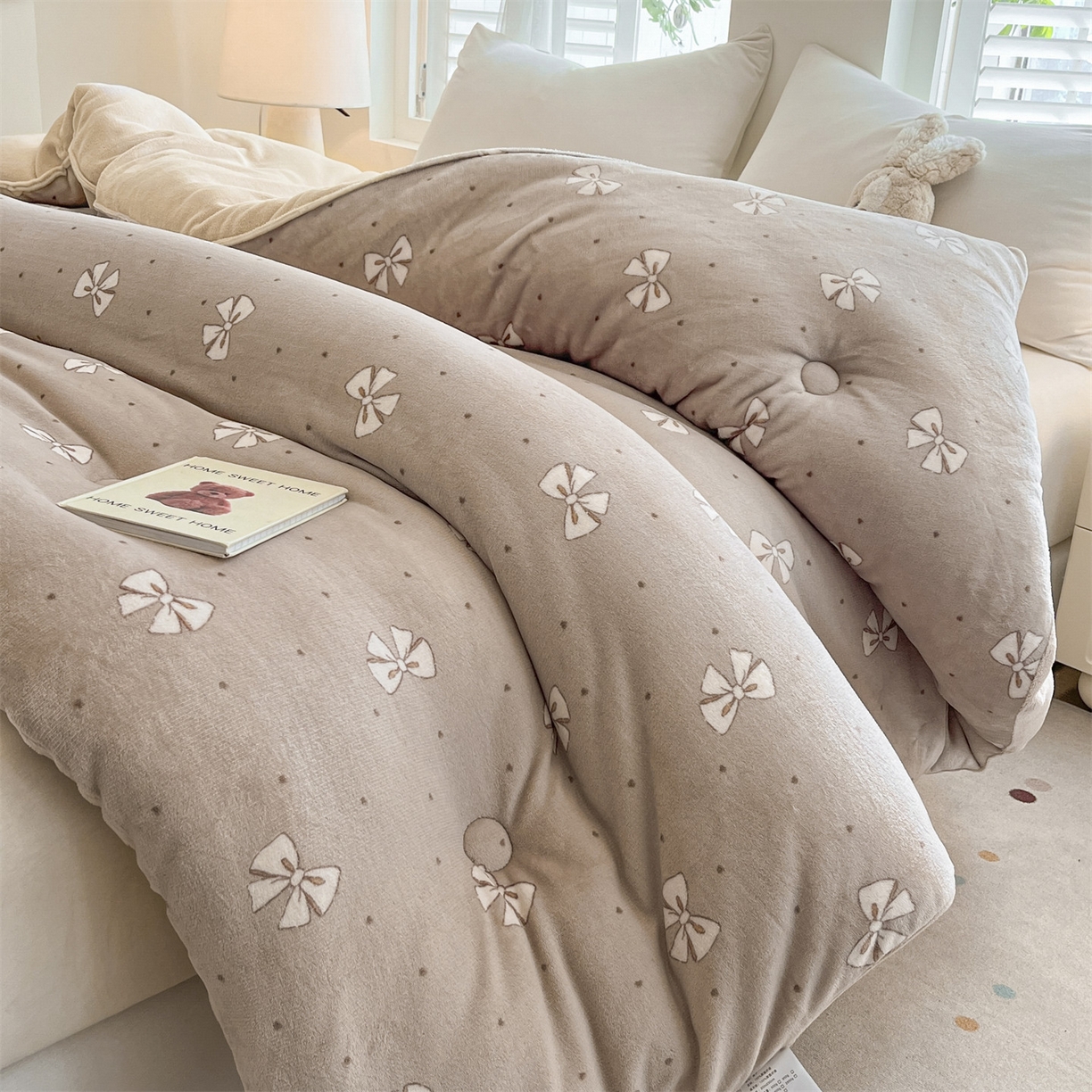 91家纺网 家纺一手货源 找家纺 换种生活 2025新款A类牛奶绒夹棉冬被被子被芯 福叠结-哑灰