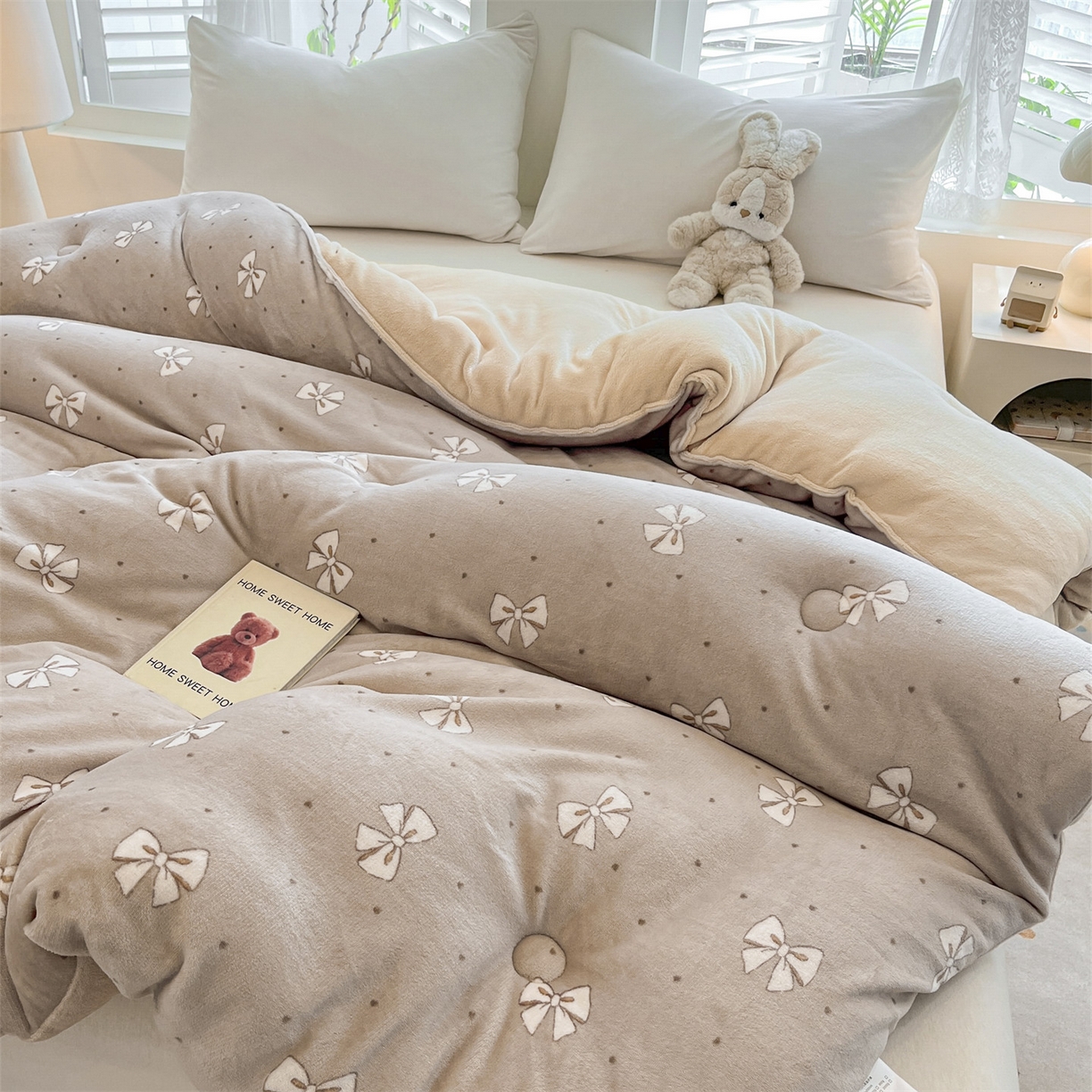 91家纺网 家纺一手货源 找家纺 换种生活 2025新款A类牛奶绒夹棉冬被被子被芯 福叠结-哑灰