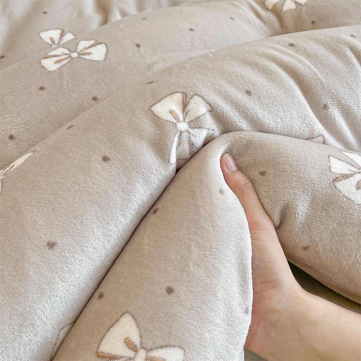 91家纺网 家纺一手货源 找家纺 换种生活 2025新款A类牛奶绒夹棉冬被被子被芯 福叠结-哑灰