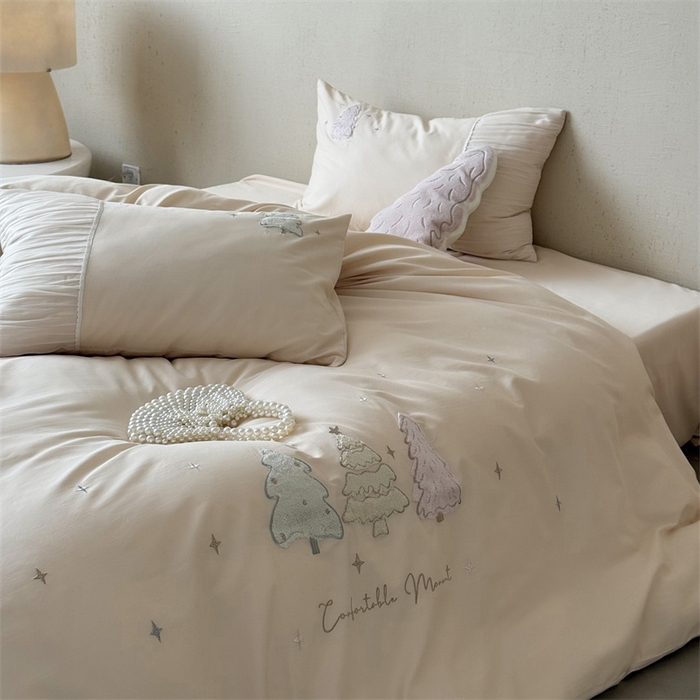 91家纺网 家纺一手货源 找家纺 鹿班家居 2025新款秋冬款100S全棉磨毛毛巾绣系列四件套-椰树奶冻 奶油色