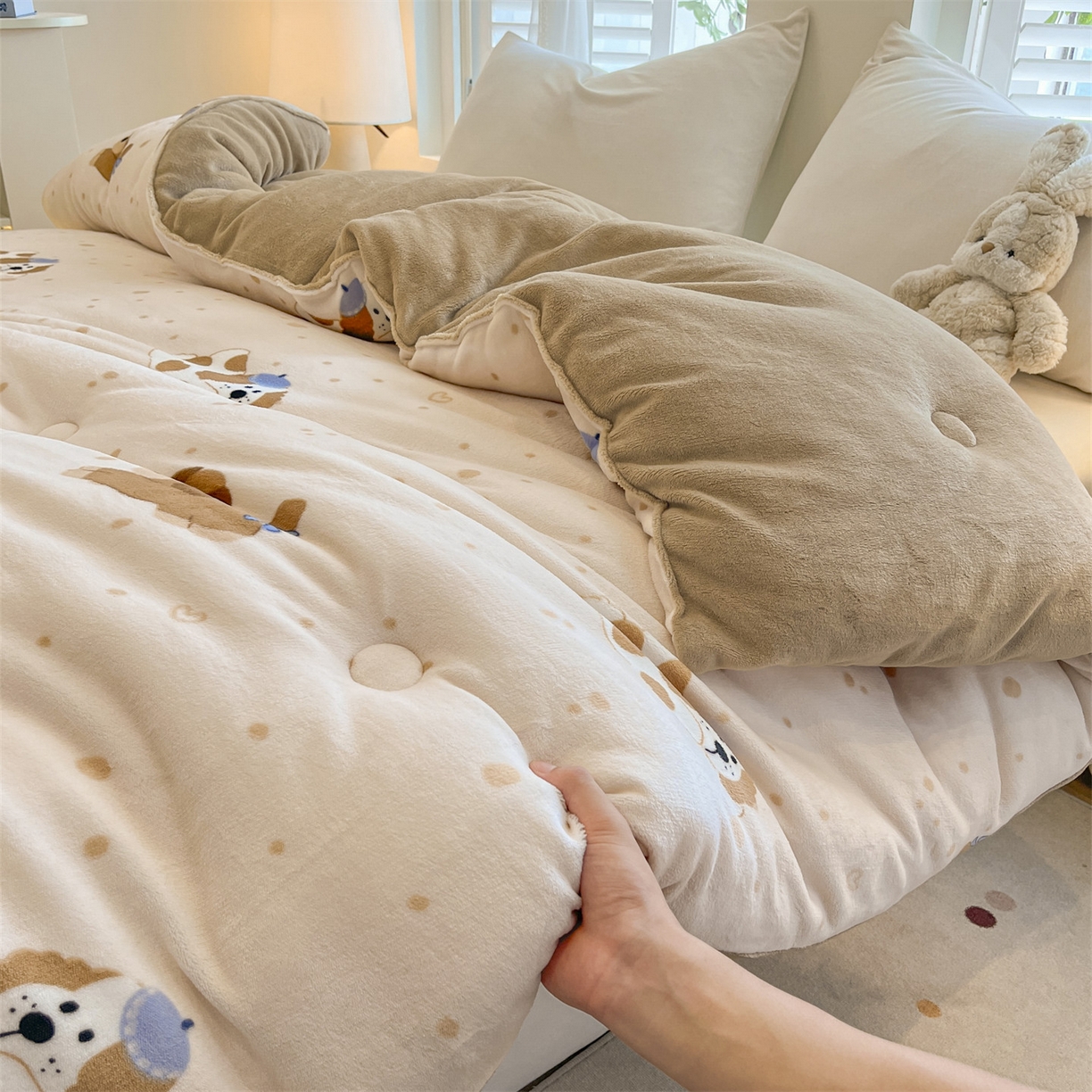 91家纺网 家纺一手货源 找家纺 换种生活 2025新款A类牛奶绒夹棉冬被被子被芯 欢乐小狗