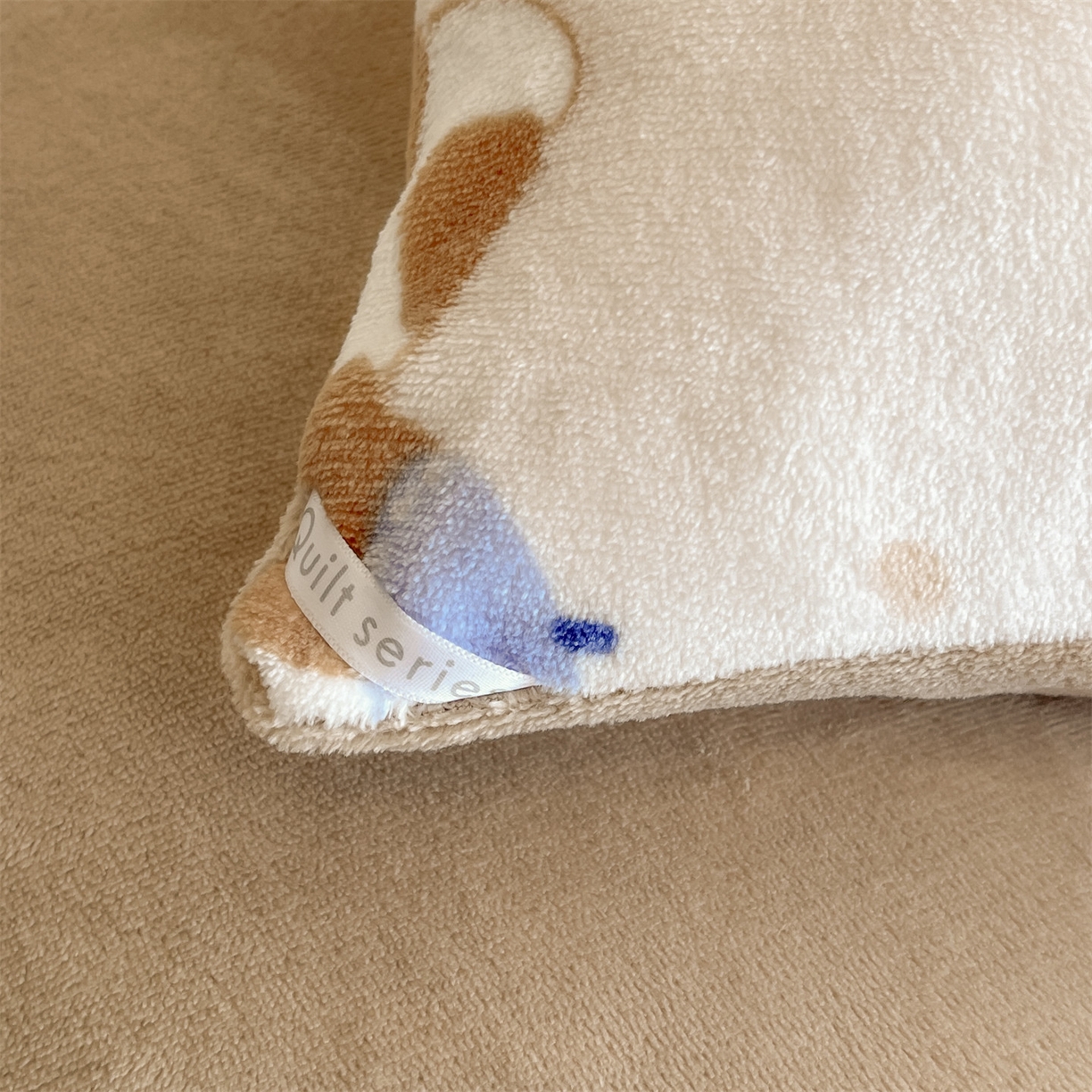 91家纺网 家纺一手货源 找家纺 换种生活 2025新款A类牛奶绒夹棉冬被被子被芯 欢乐小狗