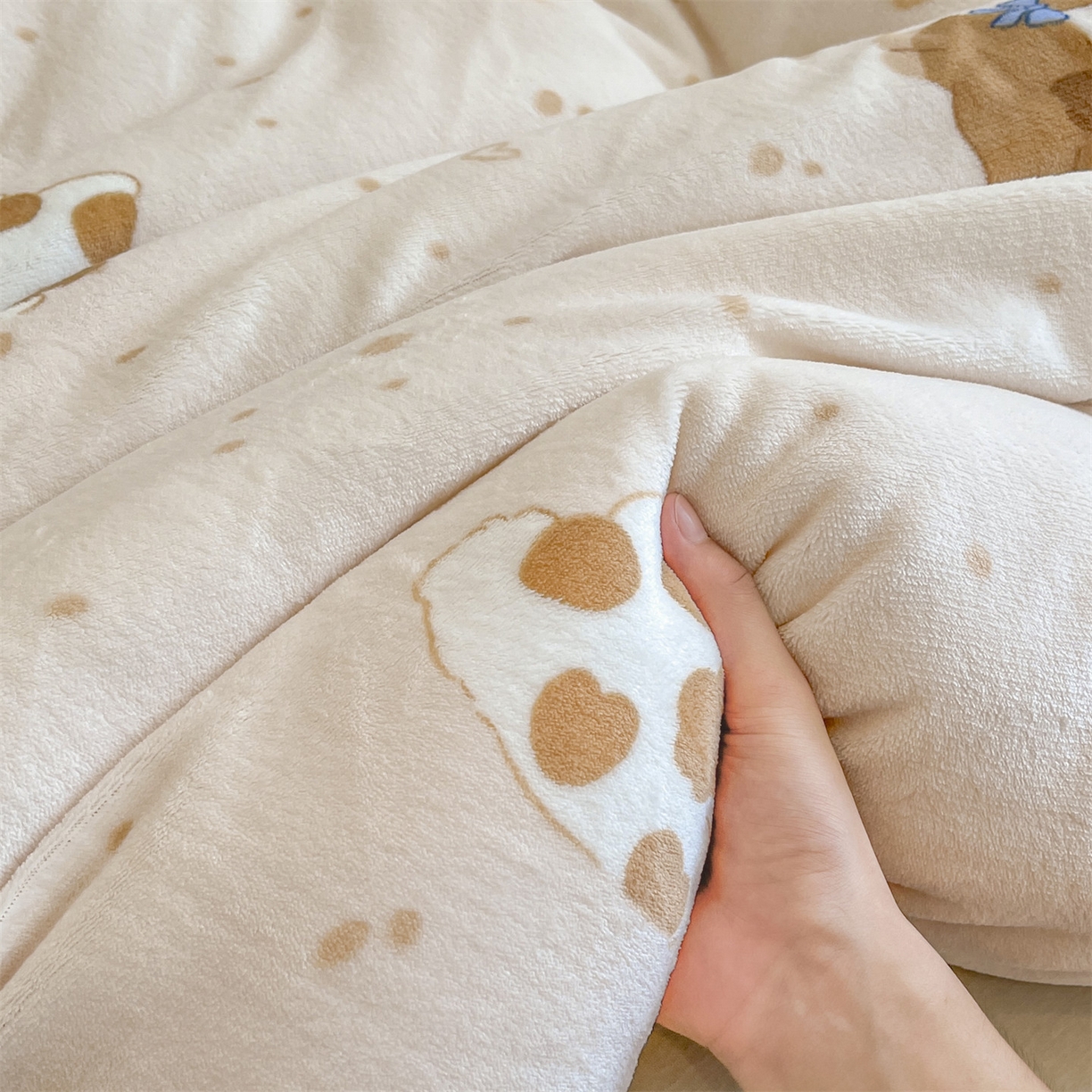 91家纺网 家纺一手货源 找家纺 换种生活 2025新款A类牛奶绒夹棉冬被被子被芯 欢乐小狗