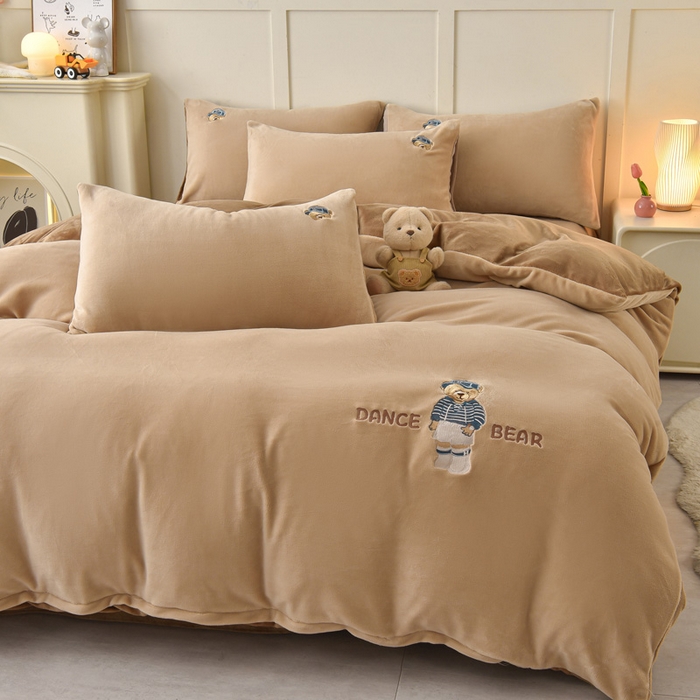 91家纺网 家纺一手货源 找家纺 牵依 2025新款高克重绣花牛奶绒四件套 可可熊-奶咖