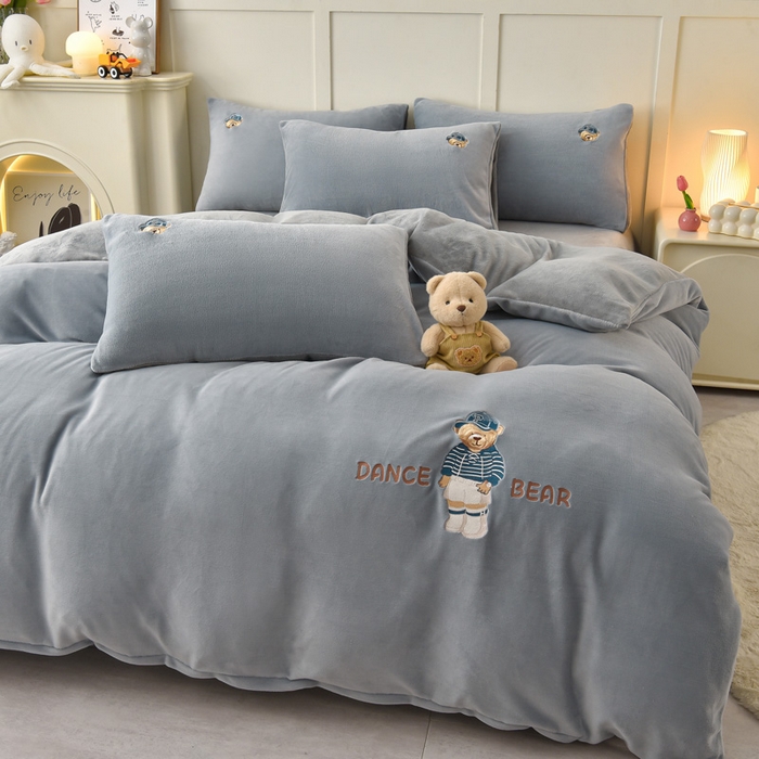 91家纺网 家纺一手货源 找家纺 牵依 2025新款高克重绣花牛奶绒四件套 可可熊-浅灰