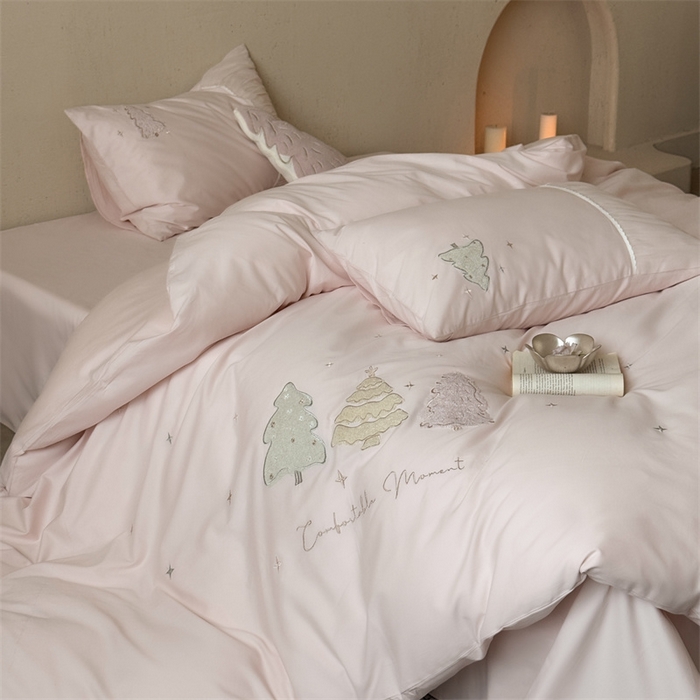 91家纺网 家纺一手货源 找家纺 鹿班家居 2025新款秋冬款100S全棉磨毛毛巾绣系列四件套-椰树奶冻 粉色