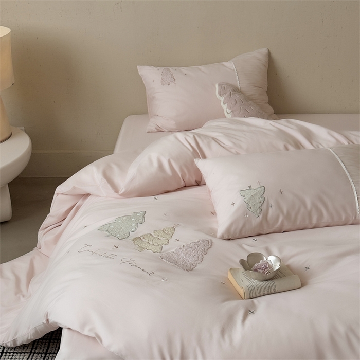 91家纺网 家纺一手货源 找家纺 鹿班家居 2025新款秋冬款100S全棉磨毛毛巾绣系列四件套-椰树奶冻 粉色