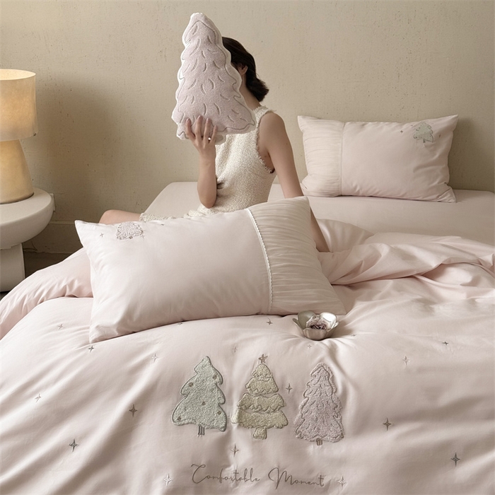 91家纺网 家纺一手货源 找家纺 鹿班家居 2025新款秋冬款100S全棉磨毛毛巾绣系列四件套-椰树奶冻 粉色