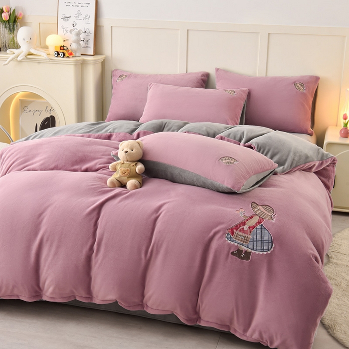 91家纺网 家纺一手货源 找家纺 牵依 2025新款高克重绣花牛奶绒四件套 苏姑娘-浅紫