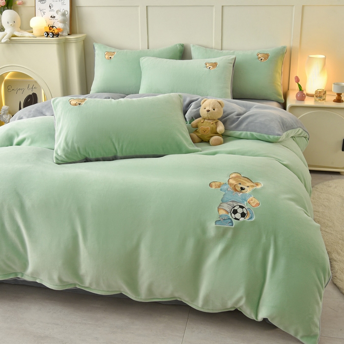 91家纺网 家纺一手货源 找家纺 牵依 2025新款高克重绣花牛奶绒四件套 足球小熊-果绿