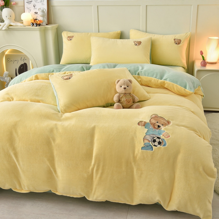 91家纺网 家纺一手货源 找家纺 牵依 2025新款高克重绣花牛奶绒四件套 足球小熊-奶油黄