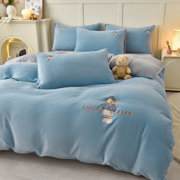 牵依 2025新款高克重绣花牛奶绒四件套 可可熊-宾利蓝