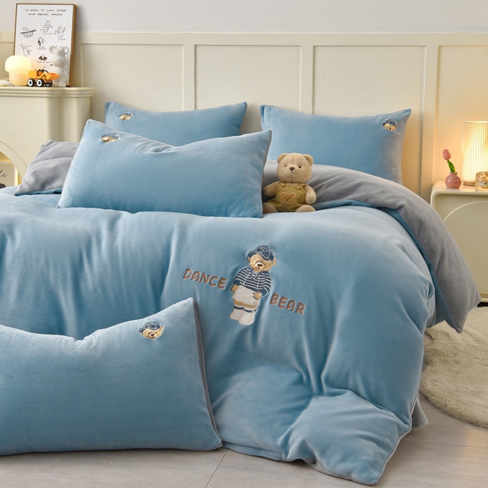 91家纺网 家纺一手货源 找家纺 牵依 2025新款高克重绣花牛奶绒四件套 可可熊-宾利蓝