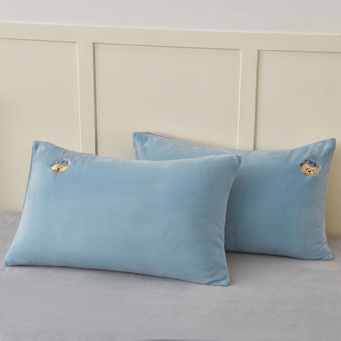 91家纺网 家纺一手货源 找家纺 牵依 2025新款高克重绣花牛奶绒四件套 可可熊-宾利蓝