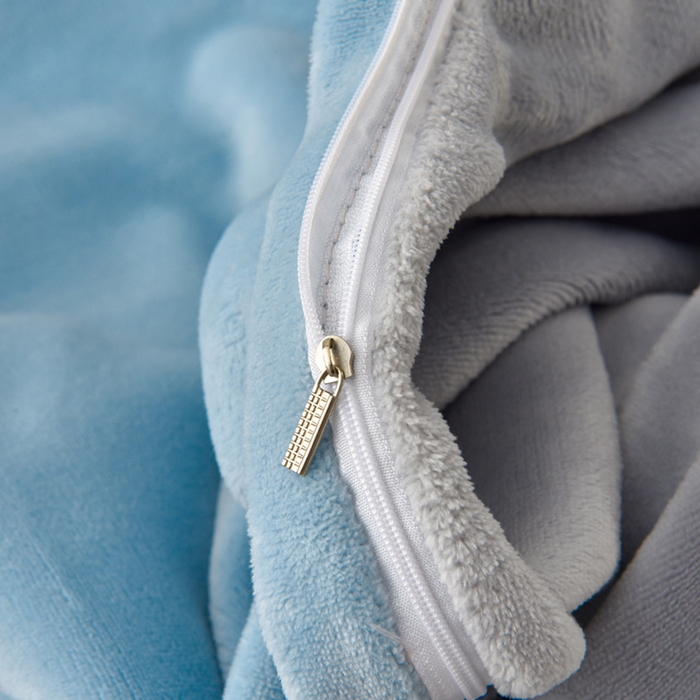 91家纺网 家纺一手货源 找家纺 牵依 2025新款高克重绣花牛奶绒四件套 可可熊-宾利蓝