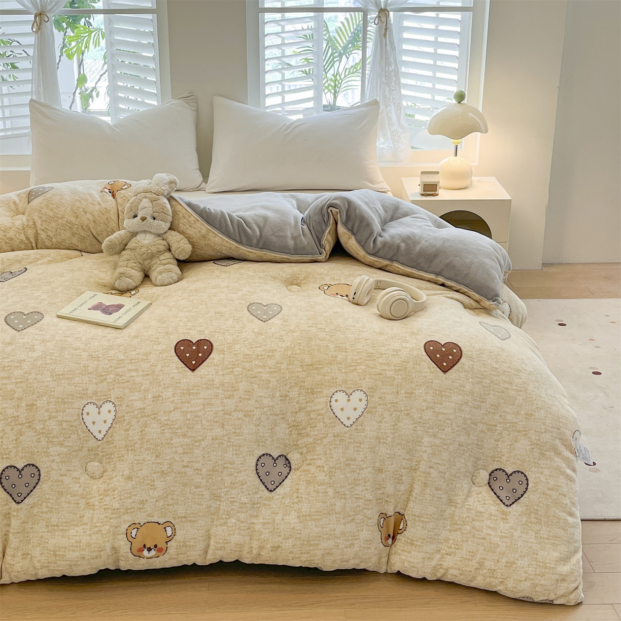 91家纺网 家纺一手货源 找家纺 换种生活 2025新款A类牛奶绒夹棉冬被被子被芯 妮蔻熊