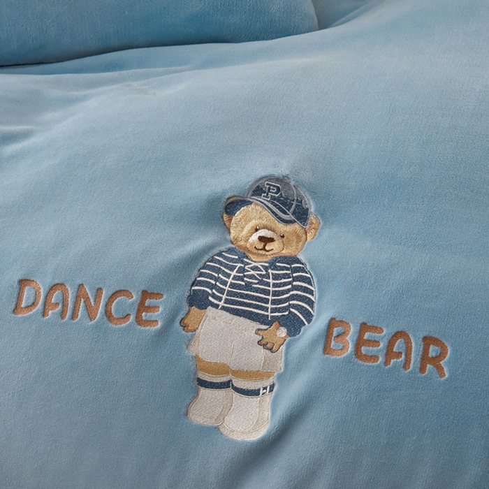 91家纺网 家纺一手货源 找家纺 牵依 2025新款高克重绣花牛奶绒四件套 可可熊-宾利蓝