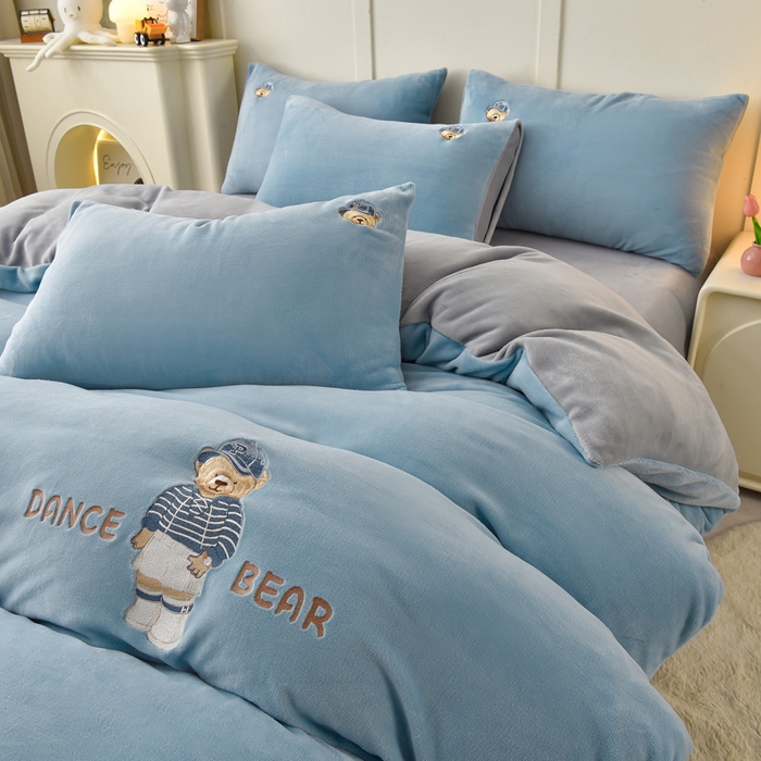 91家纺网 家纺一手货源 找家纺 牵依 2025新款高克重绣花牛奶绒四件套 可可熊-宾利蓝