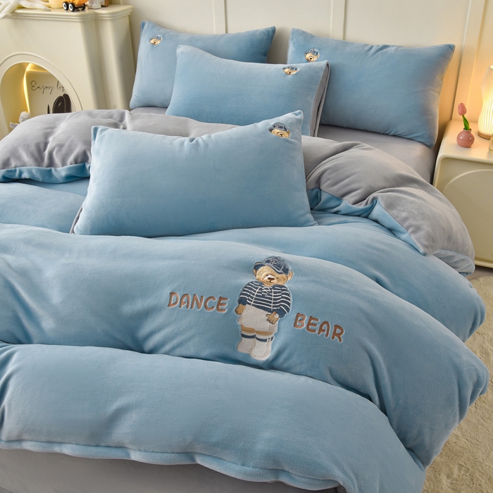 91家纺网 家纺一手货源 找家纺 牵依 2025新款高克重绣花牛奶绒四件套 可可熊-宾利蓝