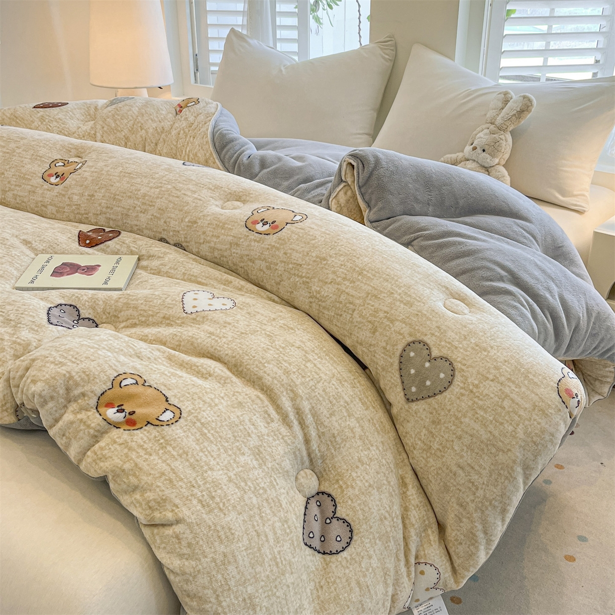 91家纺网 家纺一手货源 找家纺 换种生活 2025新款A类牛奶绒夹棉冬被被子被芯 妮蔻熊