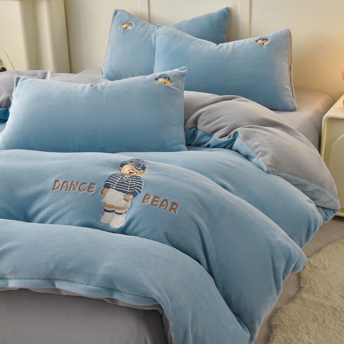 91家纺网 家纺一手货源 找家纺 牵依 2025新款高克重绣花牛奶绒四件套 可可熊-宾利蓝