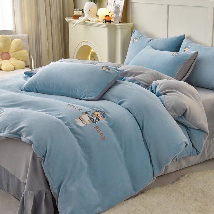 91家纺网 家纺一手货源 找家纺 牵依 2025新款高克重绣花牛奶绒四件套 可可熊-宾利蓝