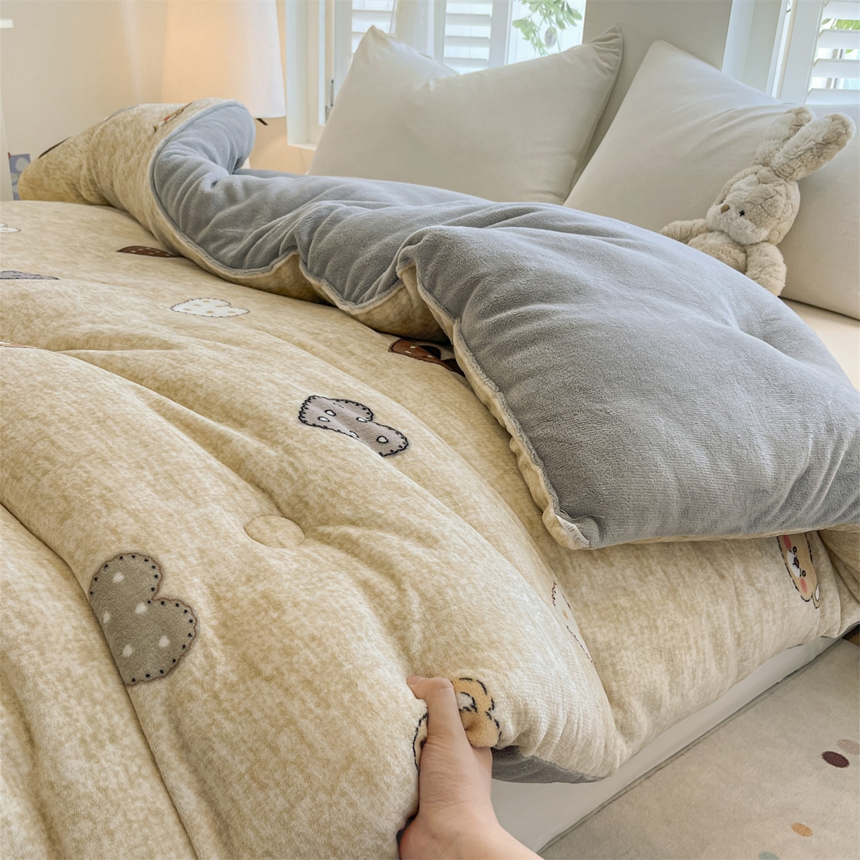 91家纺网 家纺一手货源 找家纺 换种生活 2025新款A类牛奶绒夹棉冬被被子被芯 妮蔻熊