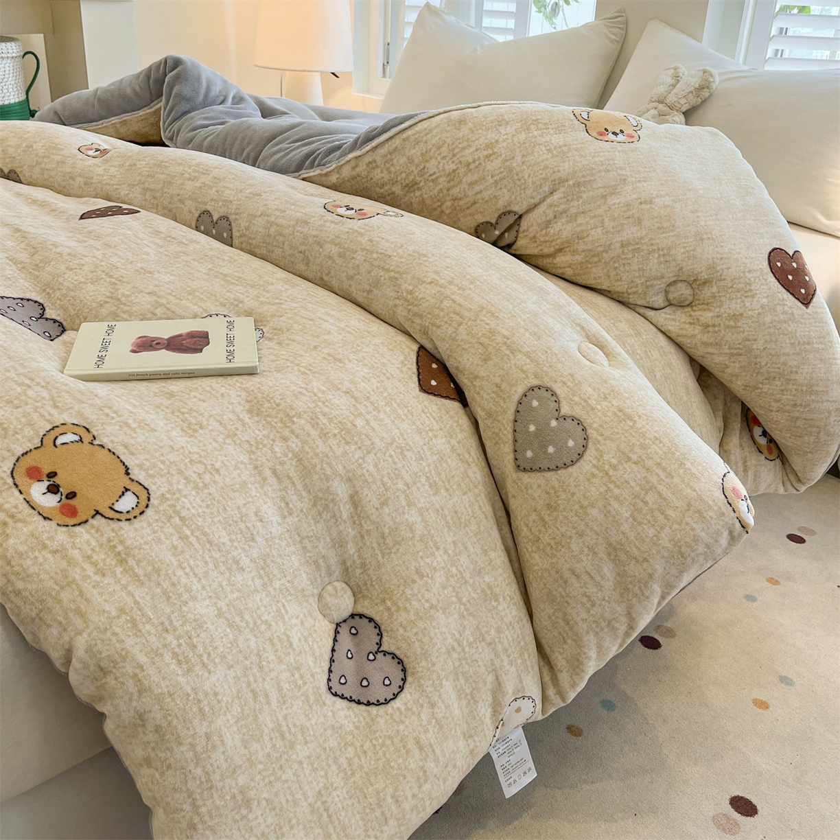 91家纺网 家纺一手货源 找家纺 换种生活 2025新款A类牛奶绒夹棉冬被被子被芯 妮蔻熊