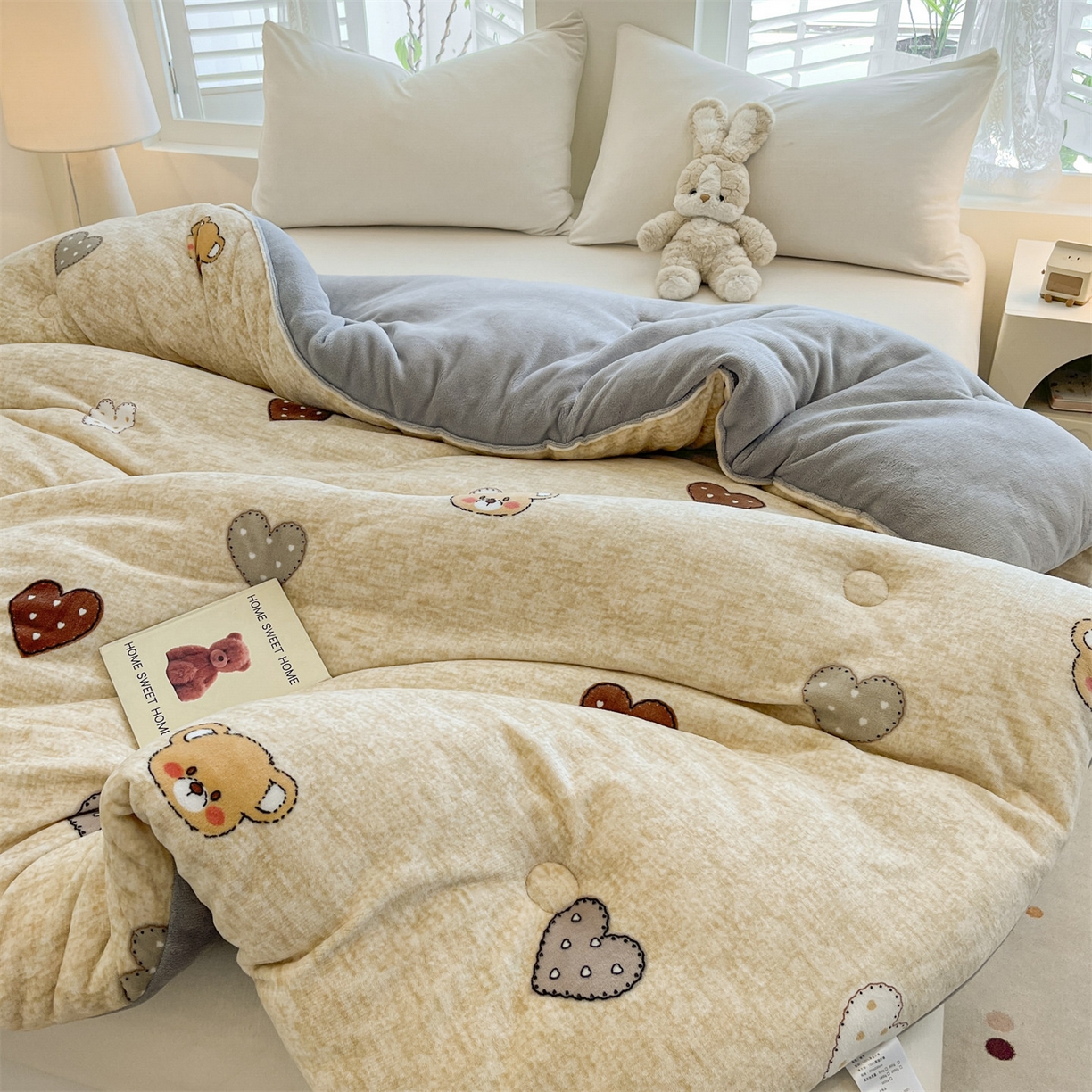 91家纺网 家纺一手货源 找家纺 换种生活 2025新款A类牛奶绒夹棉冬被被子被芯 妮蔻熊