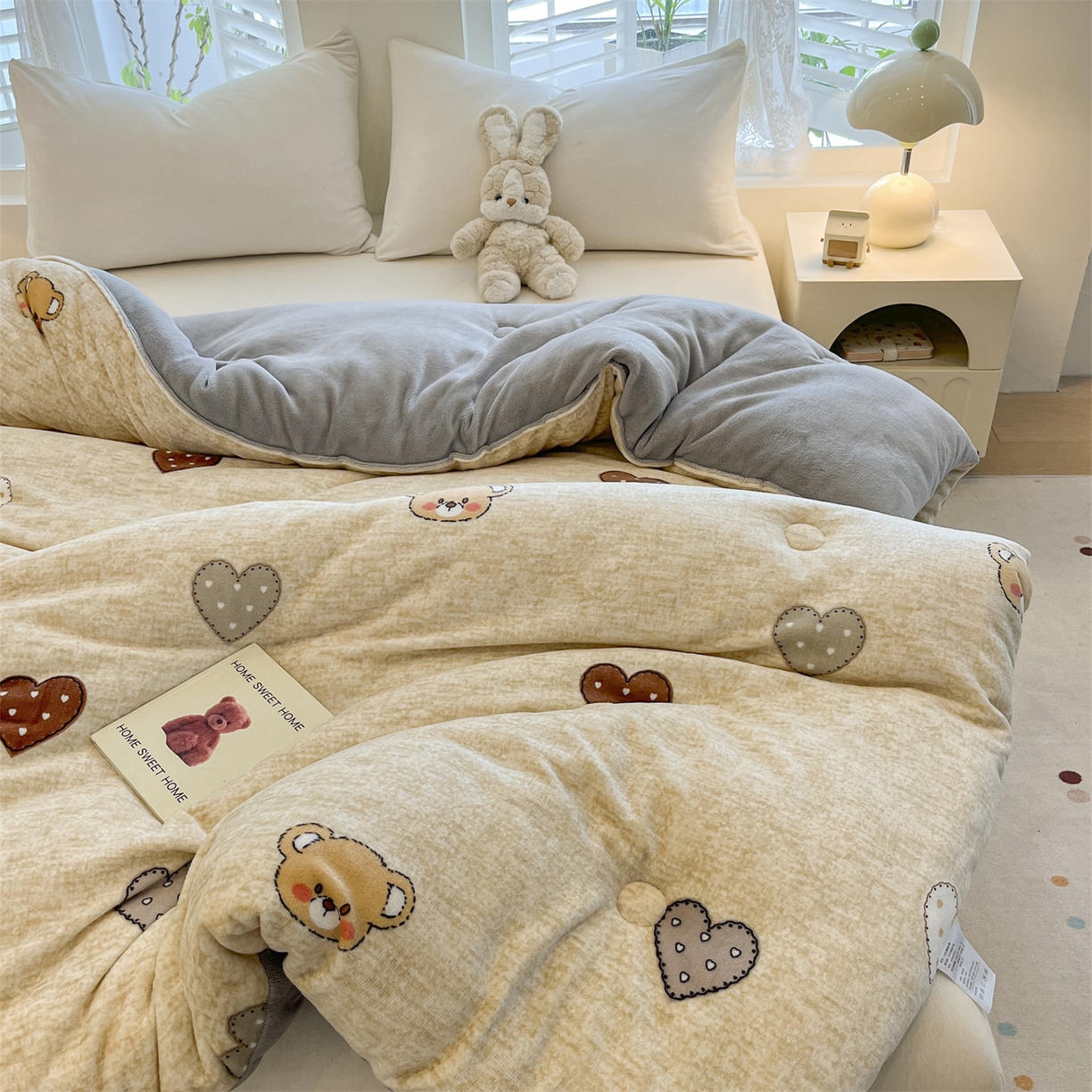 91家纺网 家纺一手货源 找家纺 换种生活 2025新款A类牛奶绒夹棉冬被被子被芯 妮蔻熊