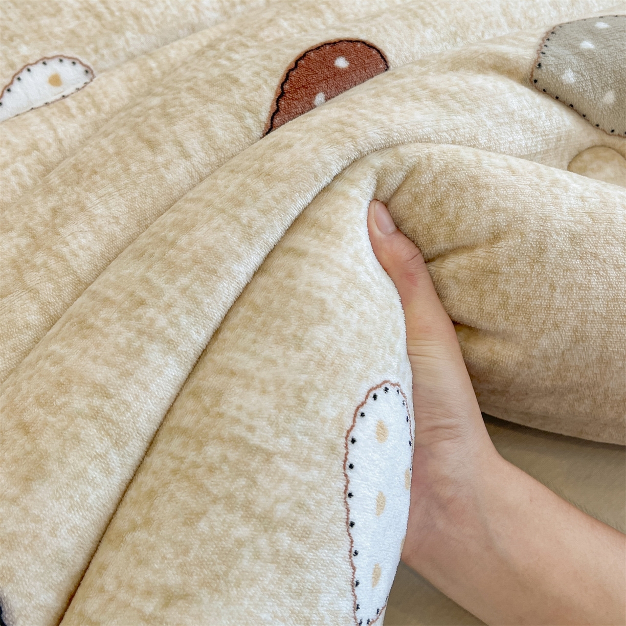 91家纺网 家纺一手货源 找家纺 换种生活 2025新款A类牛奶绒夹棉冬被被子被芯 妮蔻熊