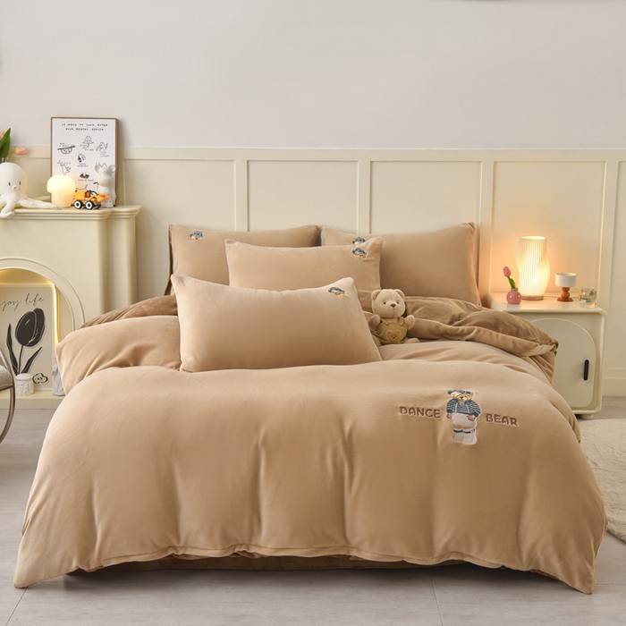 91家纺网 家纺一手货源 找家纺 牵依 2025新款高克重绣花牛奶绒四件套 可可熊-奶咖