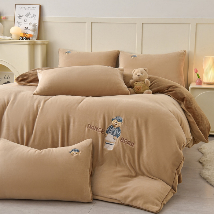 91家纺网 家纺一手货源 找家纺 牵依 2025新款高克重绣花牛奶绒四件套 可可熊-奶咖