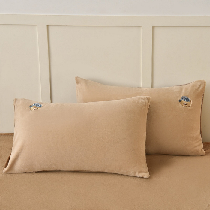 91家纺网 家纺一手货源 找家纺 牵依 2025新款高克重绣花牛奶绒四件套 可可熊-奶咖