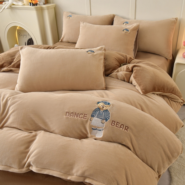 91家纺网 家纺一手货源 找家纺 牵依 2025新款高克重绣花牛奶绒四件套 可可熊-奶咖