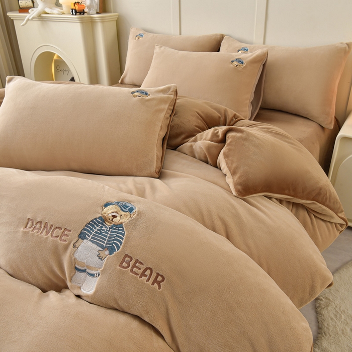 91家纺网 家纺一手货源 找家纺 牵依 2025新款高克重绣花牛奶绒四件套 可可熊-奶咖