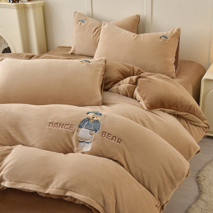 91家纺网 家纺一手货源 找家纺 牵依 2025新款高克重绣花牛奶绒四件套 可可熊-奶咖