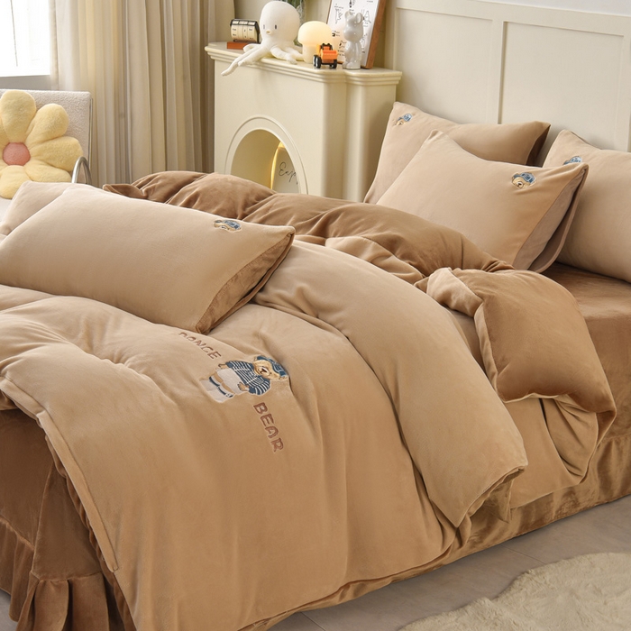 91家纺网 家纺一手货源 找家纺 牵依 2025新款高克重绣花牛奶绒四件套 可可熊-奶咖