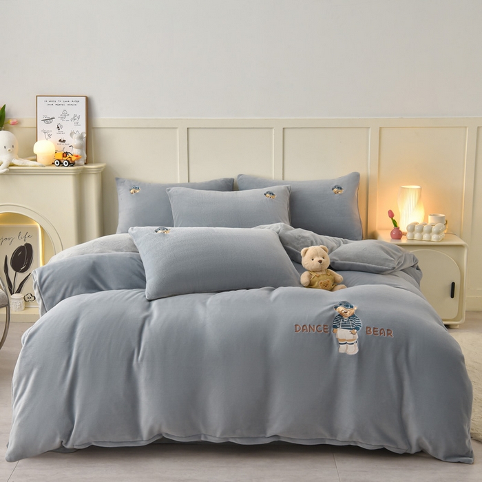 91家纺网 家纺一手货源 找家纺 牵依 2025新款高克重绣花牛奶绒四件套 可可熊-浅灰