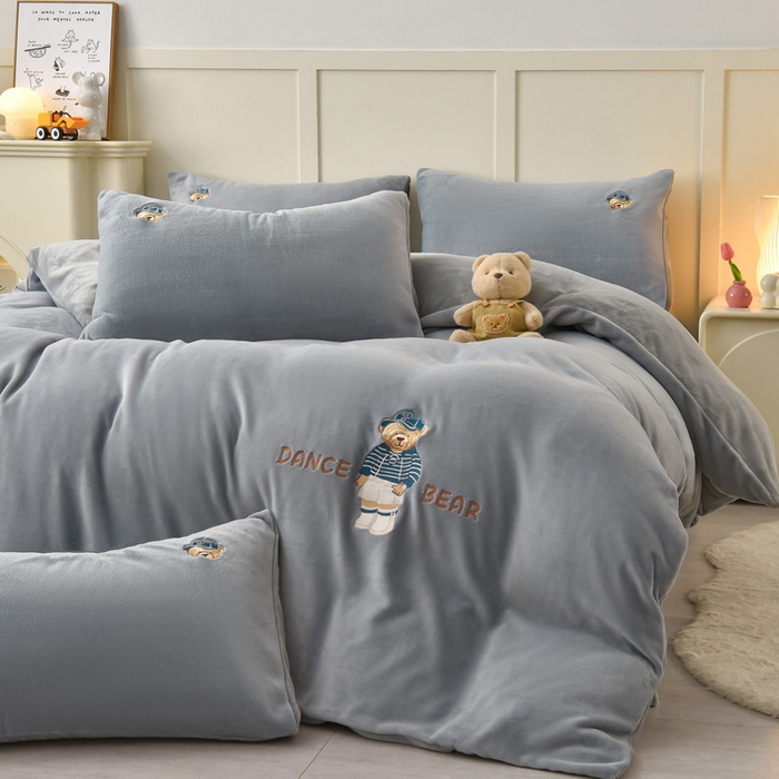 91家纺网 家纺一手货源 找家纺 牵依 2025新款高克重绣花牛奶绒四件套 可可熊-浅灰