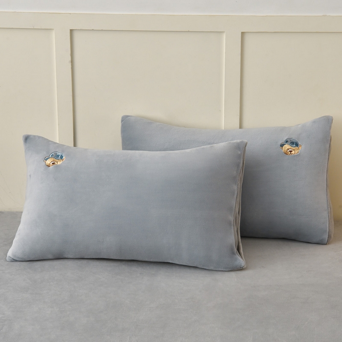 91家纺网 家纺一手货源 找家纺 牵依 2025新款高克重绣花牛奶绒四件套 可可熊-浅灰