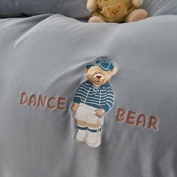 91家纺网 家纺一手货源 找家纺 牵依 2025新款高克重绣花牛奶绒四件套 可可熊-浅灰