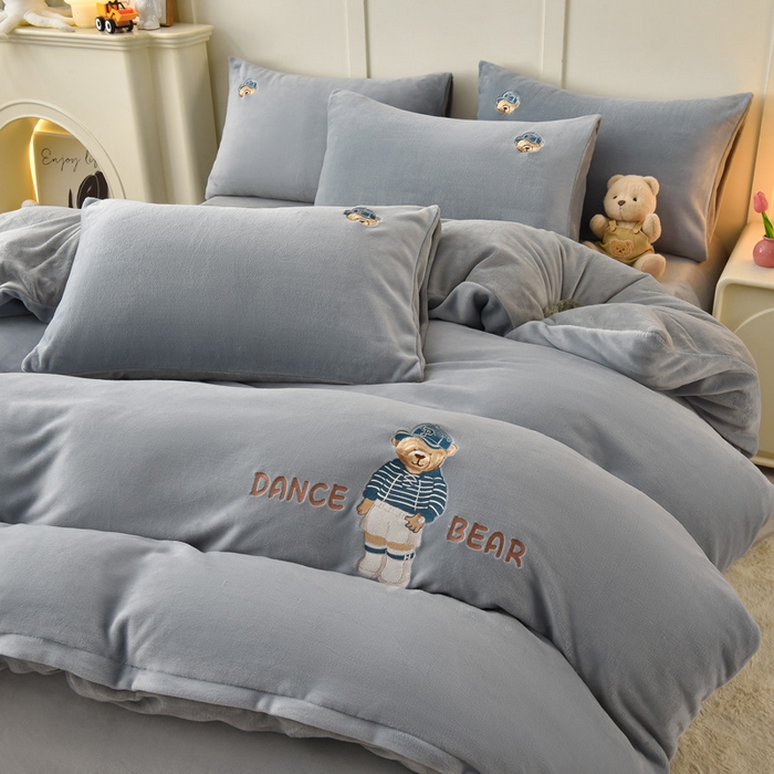 91家纺网 家纺一手货源 找家纺 牵依 2025新款高克重绣花牛奶绒四件套 可可熊-浅灰