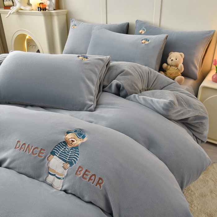 91家纺网 家纺一手货源 找家纺 牵依 2025新款高克重绣花牛奶绒四件套 可可熊-浅灰