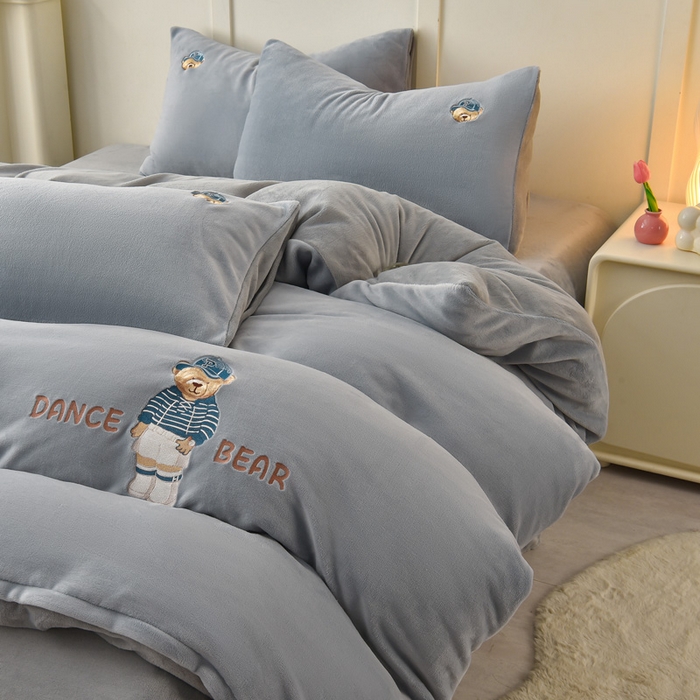 91家纺网 家纺一手货源 找家纺 牵依 2025新款高克重绣花牛奶绒四件套 可可熊-浅灰