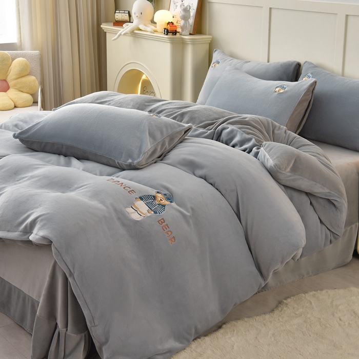 91家纺网 家纺一手货源 找家纺 牵依 2025新款高克重绣花牛奶绒四件套 可可熊-浅灰